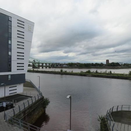 Home From Home With Fantastic Views Runcorn Bagian luar foto