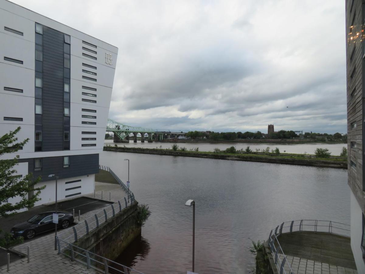 Home From Home With Fantastic Views Runcorn Bagian luar foto
