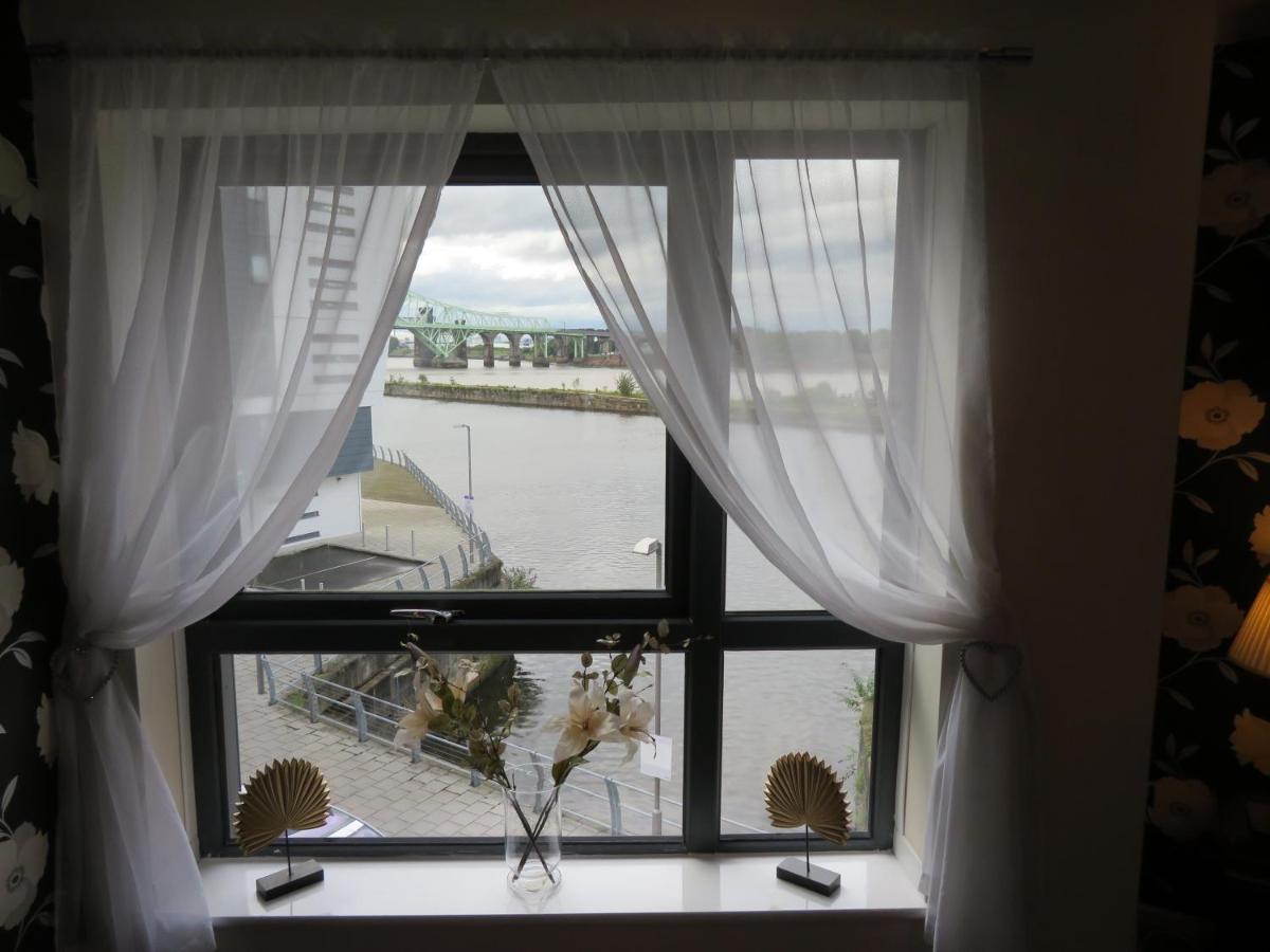 Home From Home With Fantastic Views Runcorn Bagian luar foto